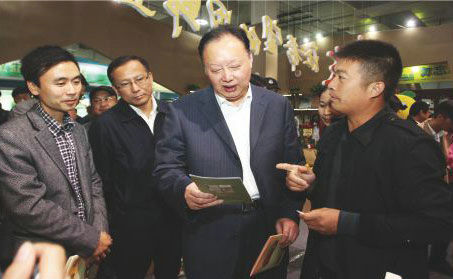 浙江省人大常委會副主任茅臨生在省農(nóng)業(yè)廳廳長史濟錫等領(lǐng)導(dǎo)陪同下與玉環(huán)火山茶創(chuàng)始人林招水親切交談。